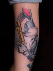 手臂上持枪的帅气兔八哥卡通纹身图案