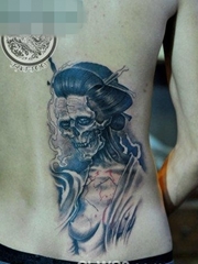 男人腰部超酷的黑白骷髅纹身图案