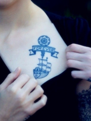 女生胸前的蓝色帆船字母图章纹身