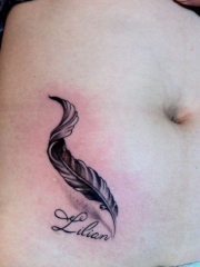 女性腹部羽毛英文字母纹身图案