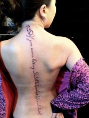 女性背部脊椎时尚字母纹身图