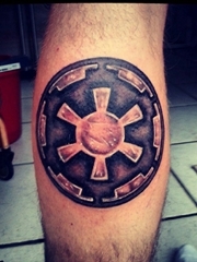 小腿上的星球大战银河帝国标志纹身图片