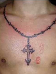 男性锁骨个性十字架项链纹身图片