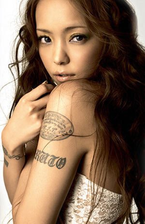 点击大图看下一张：日本明星安室奈美惠手臂刺青图片