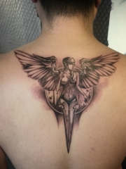 男士背部性感迷人的天使纹身图案