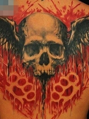 男人背部超酷的骷髅与翅膀纹身图案