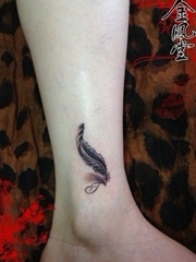 腿颈部的羽毛纹身图案欣赏