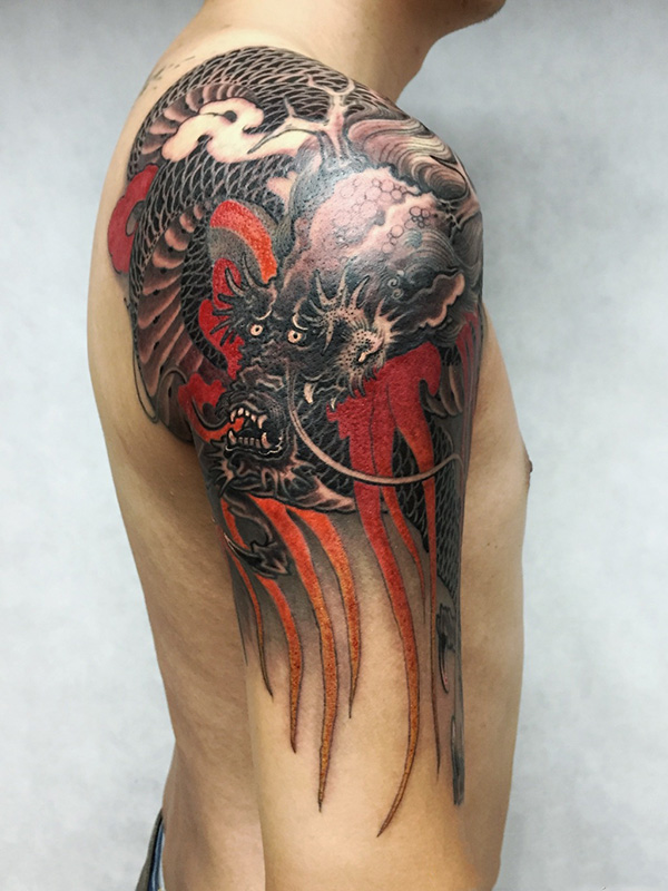 点击大图看下一张：男性手臂黑色霸气的红云黑龙纹身图案