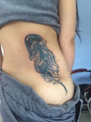 女生腰部彩绘水母纹身图案