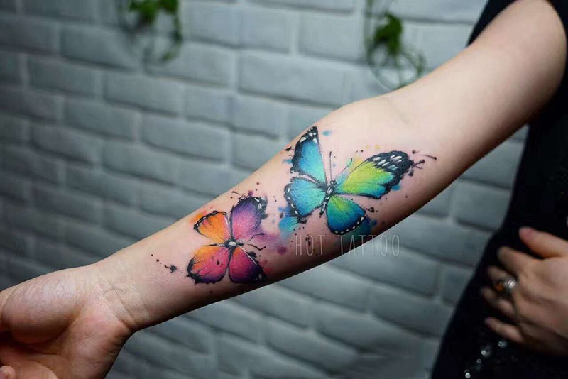 点击大图看下一张：手臂好看的蝴蝶彩绘纹身图案