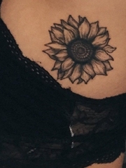 女性左侧肋下腋的黑灰色向日葵纹身图片