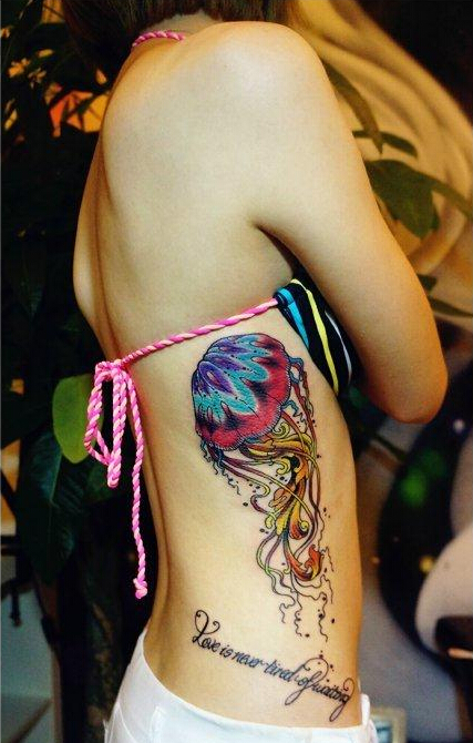 点击大图看下一张：美女精美漂亮的水母纹身图案大全
