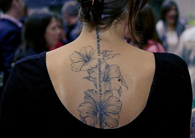 点击大图看下一张：女性背部性感的淡墨色花朵英文纹身
