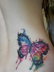 漂亮的黑色蝴蝶纹身水彩泼墨纹身图片