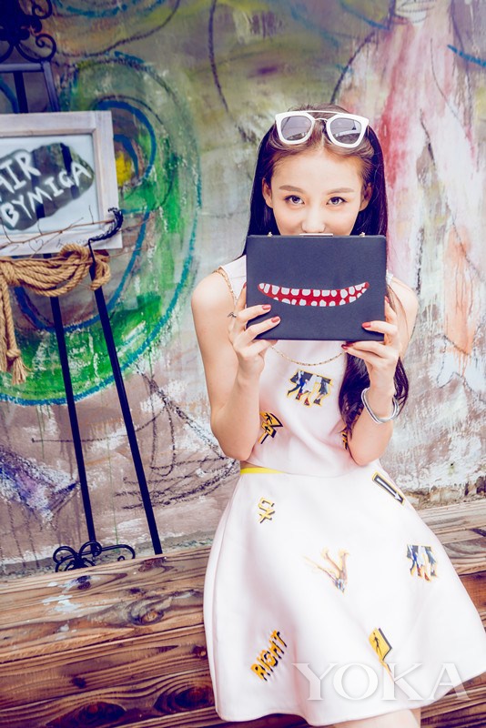 点击大图看下一张:贾青清新写真大片曝光 俏皮展小女生风情