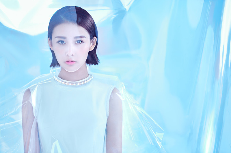 点击大图看下一张:贾青生日写真大片 光影变幻未来感十足