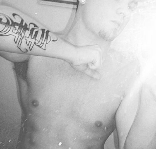 点击大图看下一张：20多款帅气的花体大刻字纹身图案