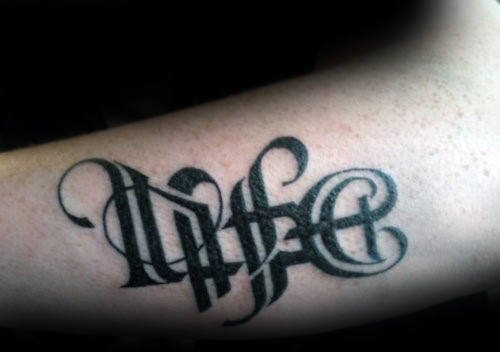 点击大图看下一张:20多款帅气的花体大刻字纹身图案