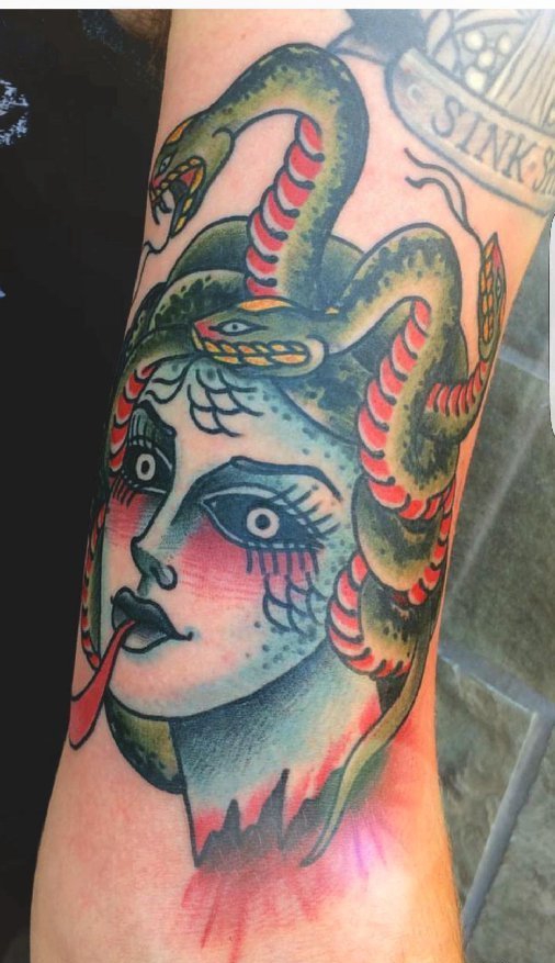 点击大图看下一张：手臂上的传统风格蛇女美杜莎纹身图片
