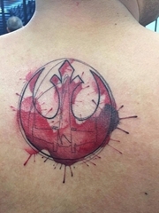 男子正后背上的星球大战叛军联盟符号与X翼纹身图片
