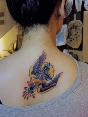 女孩子背部好看的十字架与翅膀纹身图片