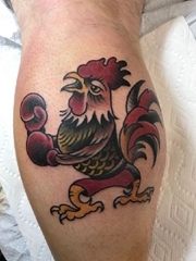 欧美彩色传统纹身动物公鸡和拳击手套纹身图片