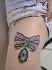 美女腿部唯美好看的蕾丝蝴蝶结纹身图