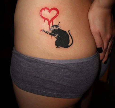 点击大图看下一张：美女腰部老鼠画红色爱心纹身