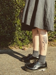 左小腿上的精致的黑灰色玫瑰花纹身图片