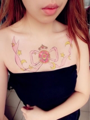 女生胸前漂亮的彩带纹身图案大全