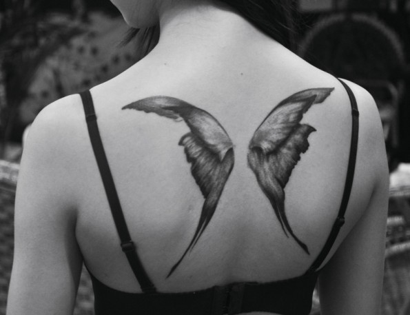 点击大图看下一张：美女背部个性蝴蝶翅膀纹身图片