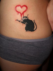 美女腰部老鼠画红色爱心纹身
