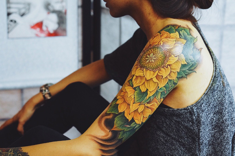 点击大图看下一张：手臂色彩浓重的菊花刺青