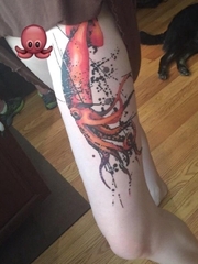 女孩左大腿上的大红鱿鱼纹身图片
