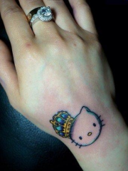 女人手腕可爱的猫咪与皇冠纹身图案