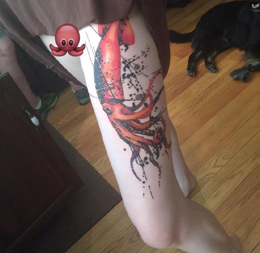 点击大图看下一张：女孩左大腿上的大红鱿鱼纹身图片