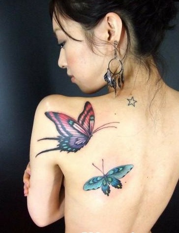 点击大图看下一张：飞舞的蝴蝶性感背部纹身图