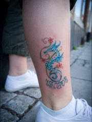 脚踝可爱的蓝色小海马纹身图片