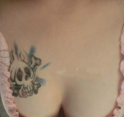 点击大图看下一张：迷人胸部个性骷髅刺青作品