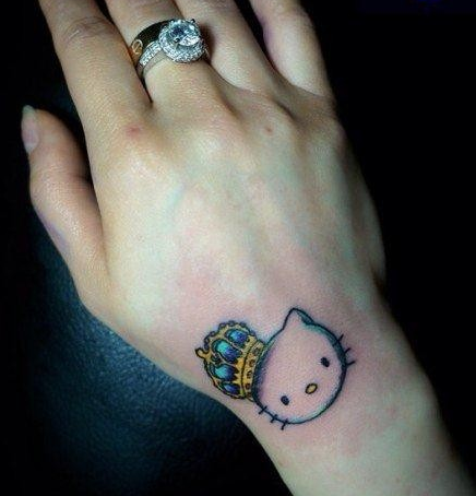 点击大图看下一张：女人手腕可爱的猫咪与皇冠纹身图案