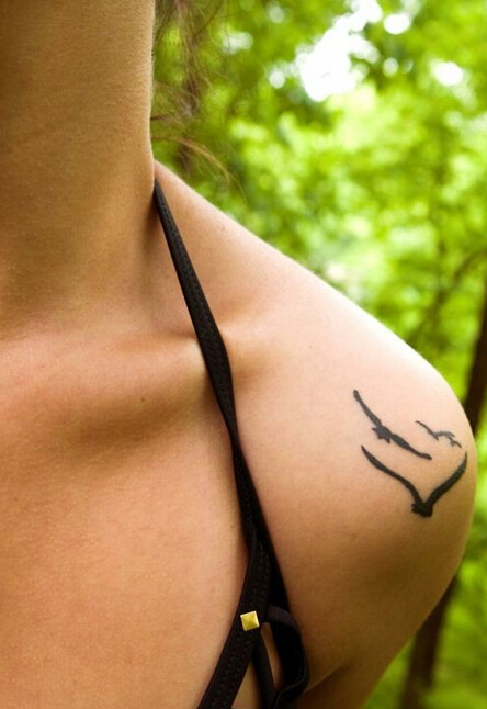 点击大图看下一张：女性肩部漂亮的三只小鸟纹身