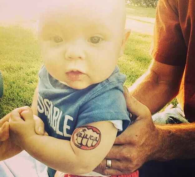 点击大图看下一张：可爱宝宝手臂上的小拳头纹身图案