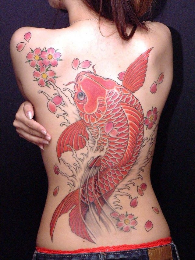 点击大图看下一张：美女满背鲤鱼纹身图案