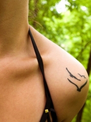女性肩部漂亮的三只小鸟纹身