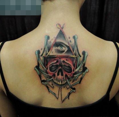 点击大图看下一张：美女背部另类超酷的骷髅纹身图案