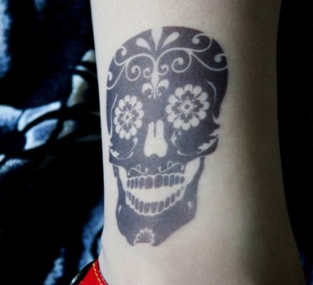 点击大图看下一张：女孩子腿部漂亮的图腾骷髅纹身图案