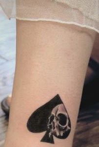 点击大图看下一张：女孩子腿部一张黑桃与骷髅纹身图案