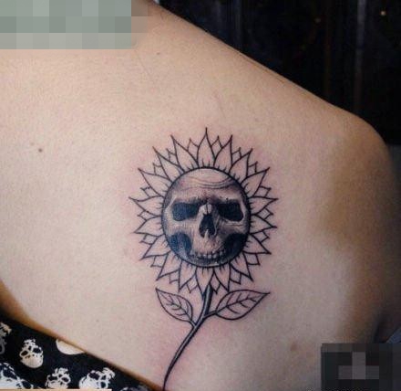 点击大图看下一张：女生背部一张另类经典的骷髅纹身图案