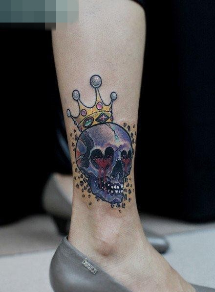 点击大图看下一张：腿部好看的戴皇冠的骷髅纹身图案