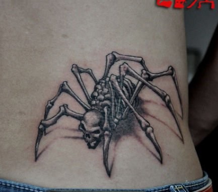 点击大图看下一张：腰部一张骷髅蜘蛛纹身图案